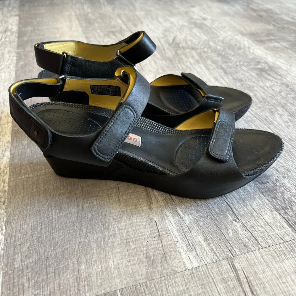 Tsubo Leather Wedges Ankle Strap Sandals Size 10 Black